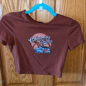 Brown “California dreams” cropped tee